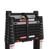 Een close-up van de zwarte RMBO® Telescopische Reformladder 3,2m, gevouwen en vastgezet met een zwarte band met een oranje "RMBO" label en veiligheidswaarschuwingen, tegen een witte achtergrond.