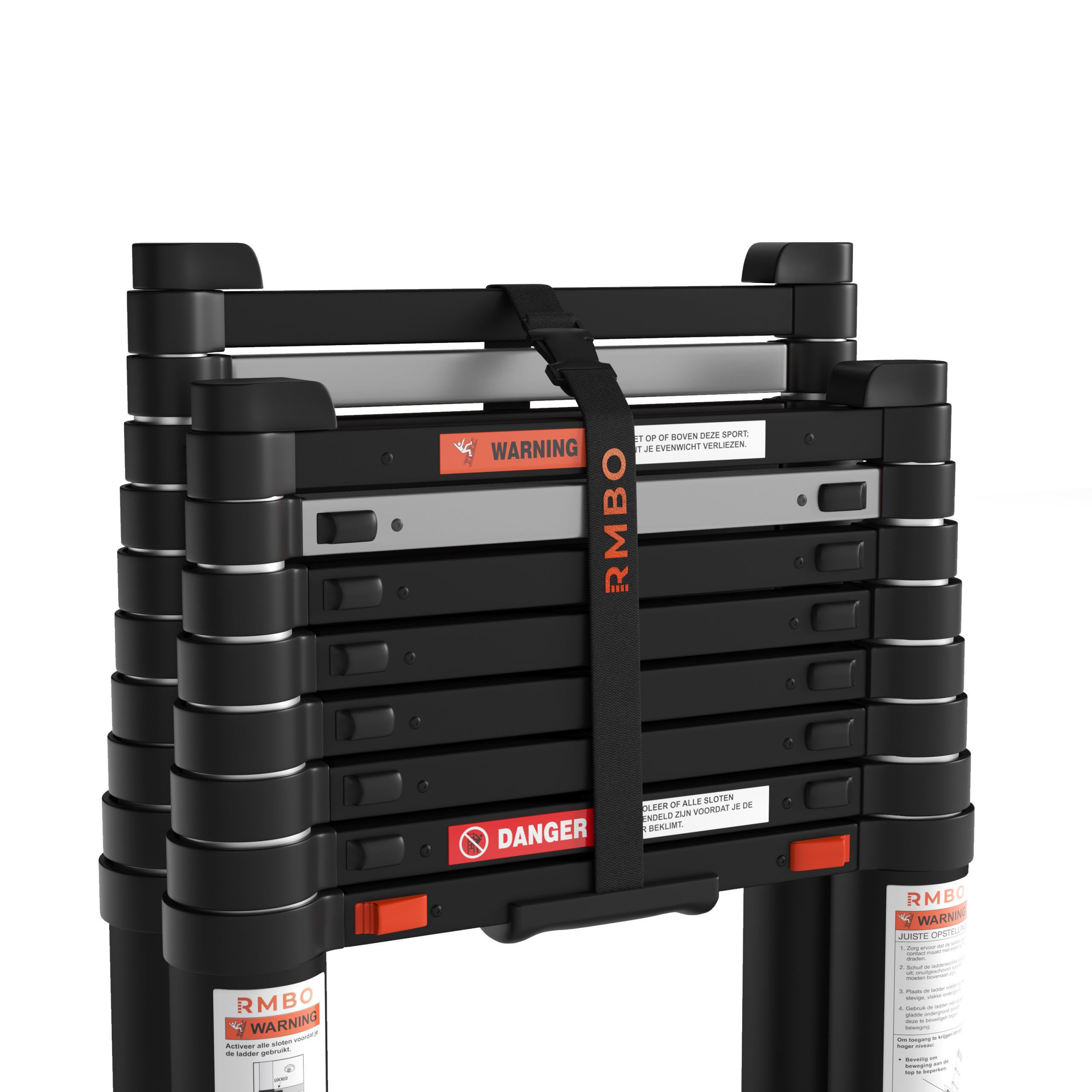 Een close-up van de zwarte RMBO® Telescopische Reformladder 3,2m, gevouwen en vastgezet met een zwarte band met een oranje "RMBO" label en veiligheidswaarschuwingen, tegen een witte achtergrond.