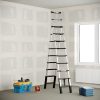 Een RMBO® Telescopische Reformladder 3,2m staat open in een kamer met onafgewerkte gipsplaten. Vlakbij op de vloer staan een gesloten raam, radiator, blauwe gereedschapskist, oranje verlengsnoer en gestapelde blauwe bakjes.