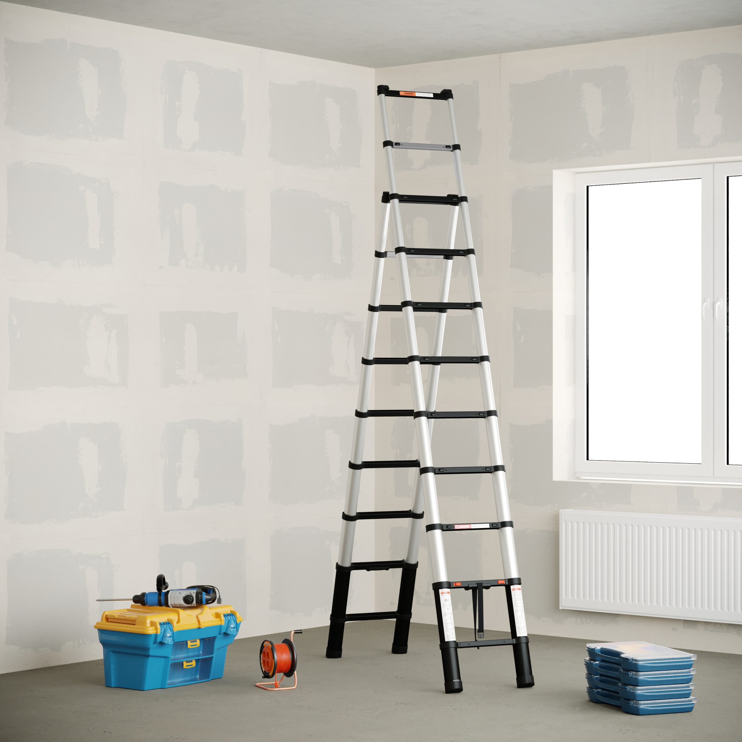 Een RMBO® Telescopische Reformladder 3,2m staat open in een kamer met onafgewerkte gipsplaten. Vlakbij op de vloer staan een gesloten raam, radiator, blauwe gereedschapskist, oranje verlengsnoer en gestapelde blauwe bakjes.