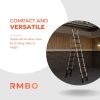 De RMBO® Telescopische Reformladder 3,2m staat hoog op een patio met bakstenen en houten hekwerk. Tekst: Compact, stabiel en veelzijdig - ideaal voor veilig werken op hoogte. RMBO logo onderaan afgebeeld.