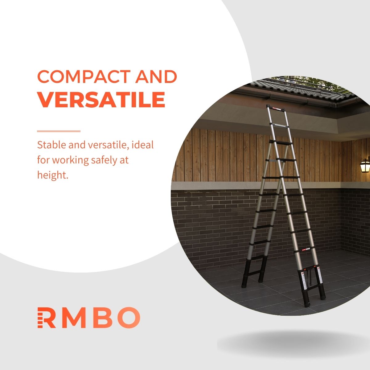 De RMBO® Telescopische Reformladder 3,2m staat hoog op een patio met bakstenen en houten hekwerk. Tekst: Compact, stabiel en veelzijdig - ideaal voor veilig werken op hoogte. RMBO logo onderaan afgebeeld.