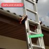 Een RMBO® Ladder Klem bevestigt een metalen ladder aan een dakrand met veiligheidsklemmen. De afbeelding toont de tekst "Veilig en stabiel" en "EN 131.6 Gecertificeerd" tegen een gedeeltelijk bewolkte hemelachtergrond.