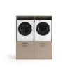 Vooraanzicht van een moderne wasmachine- en drogerset in de Wasmachine Kast Oslo - Perle Taupe-kast met twee lades eronder; beide apparaten zijn voorzien van ronde zwarte deurtjes en digitale bedieningselementen, gefotografeerd tegen een witte achtergrond.