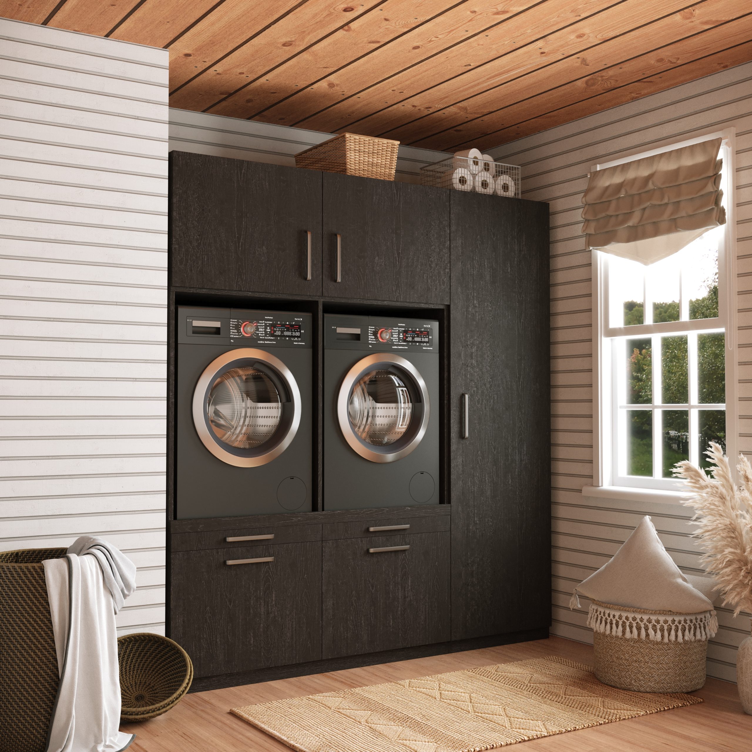 Moderne wasruimte met twee wasmachines met voorlader in donkere kasten, een raam met beige rolgordijn, witte lambrisering en een houten plafond. Handdoeken en wasmanden zijn netjes gerangschikt.