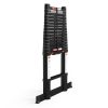 De RMBO® Telescopische ladder 5,1m is een zwarte telescopische ladder met brede vlakke treden, veiligheidslabels op de poten en stabilisatievoeten, volledig ingeschoven en rechtopstaand afgebeeld tegen een witte achtergrond.
