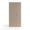 Een hoge, beige kast met een minimalistisch ontwerp, met een enkele deur aan de rechterkant met een metalen handvat en verschillende kleine gaatjes op het linkerpaneel, tegen een witte achtergrond.
