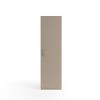Een hoge, eenvoudige beige kast met een enkele deur en een metalen handgreep, tegen een effen witte achtergrond.