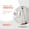 De RMBO® Telescopische ladder 5,1m reikt van vloer tot plafond in een moderne kamer met ingelijste foto's. Stabiel en veelzijdig - ideaal voor veilig werken op hoogte. RMBO logo verschijnt onderaan.