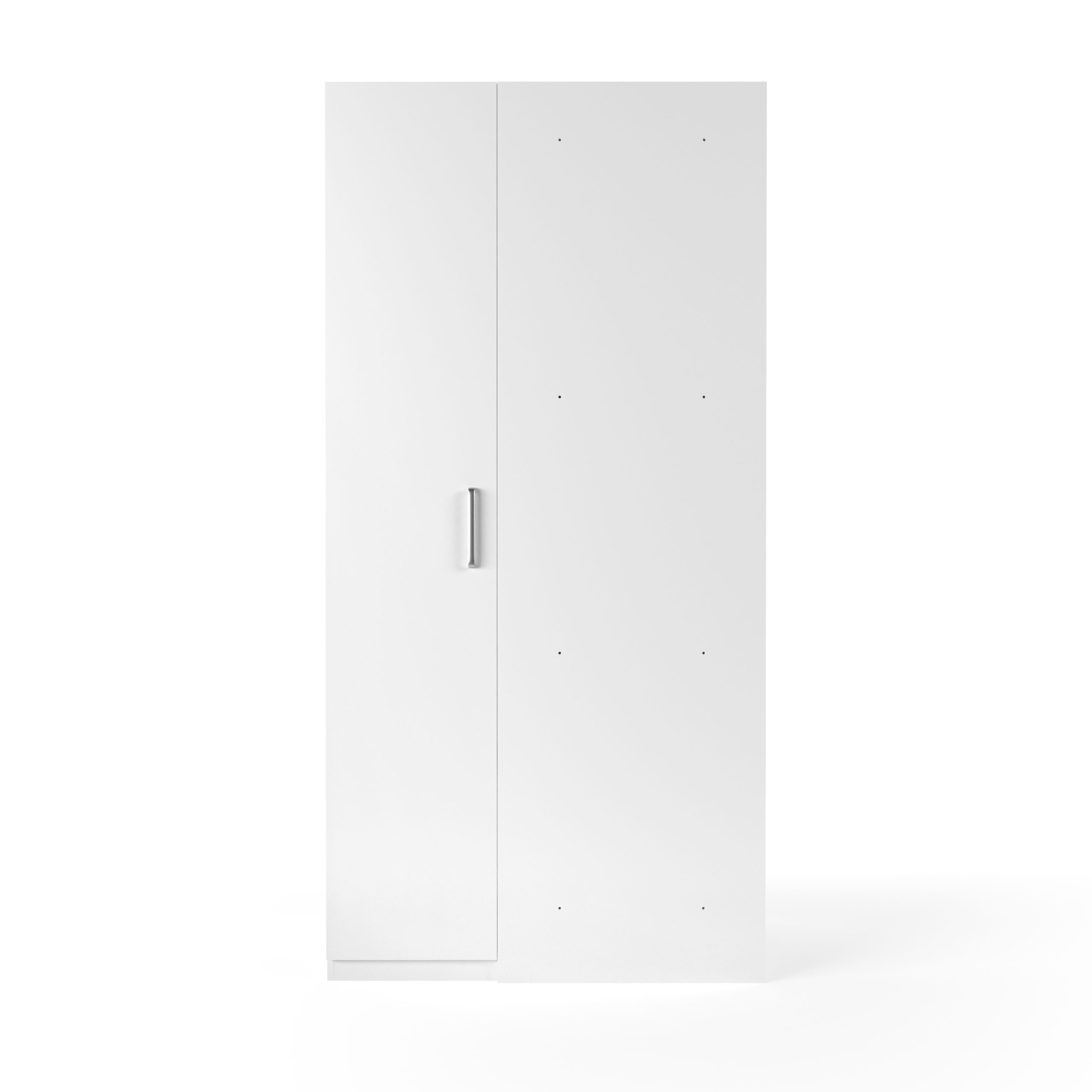Een hoge, witte, minimalistische kast met een enkele deur aan de linkerkant, voorzien van een zilveren handvat. De rechterkant lijkt effen en plat, met kleine gaten, waarschijnlijk voor verstelbare planken.