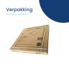 Een platte kartonnen verzenddoos met gedrukte tekst en een barcode is afgebeeld op een witte achtergrond. Boven de blauwe tekst staat Verpakking, met een blauwe halve cirkel in de rechterbovenhoek.