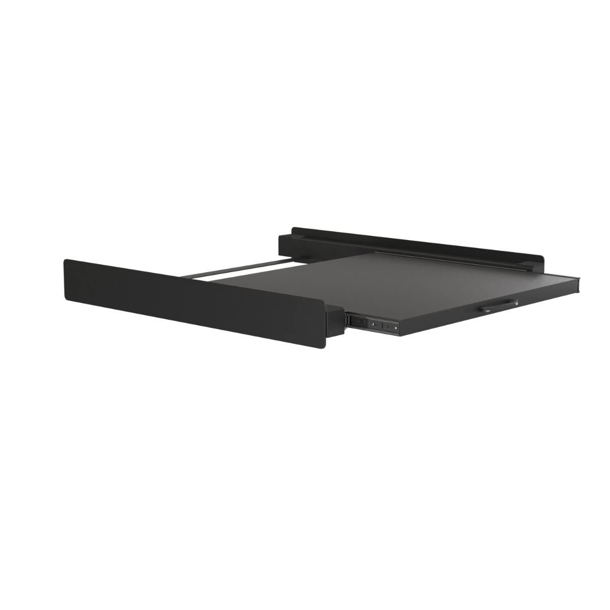 Een zwart metalen toetsenbordlade voor onder het bureau met een breed voorpaneel en uitschuifmechanisme, ontworpen om onder een bureau te monteren voor extra organisatie van de werkruimte.