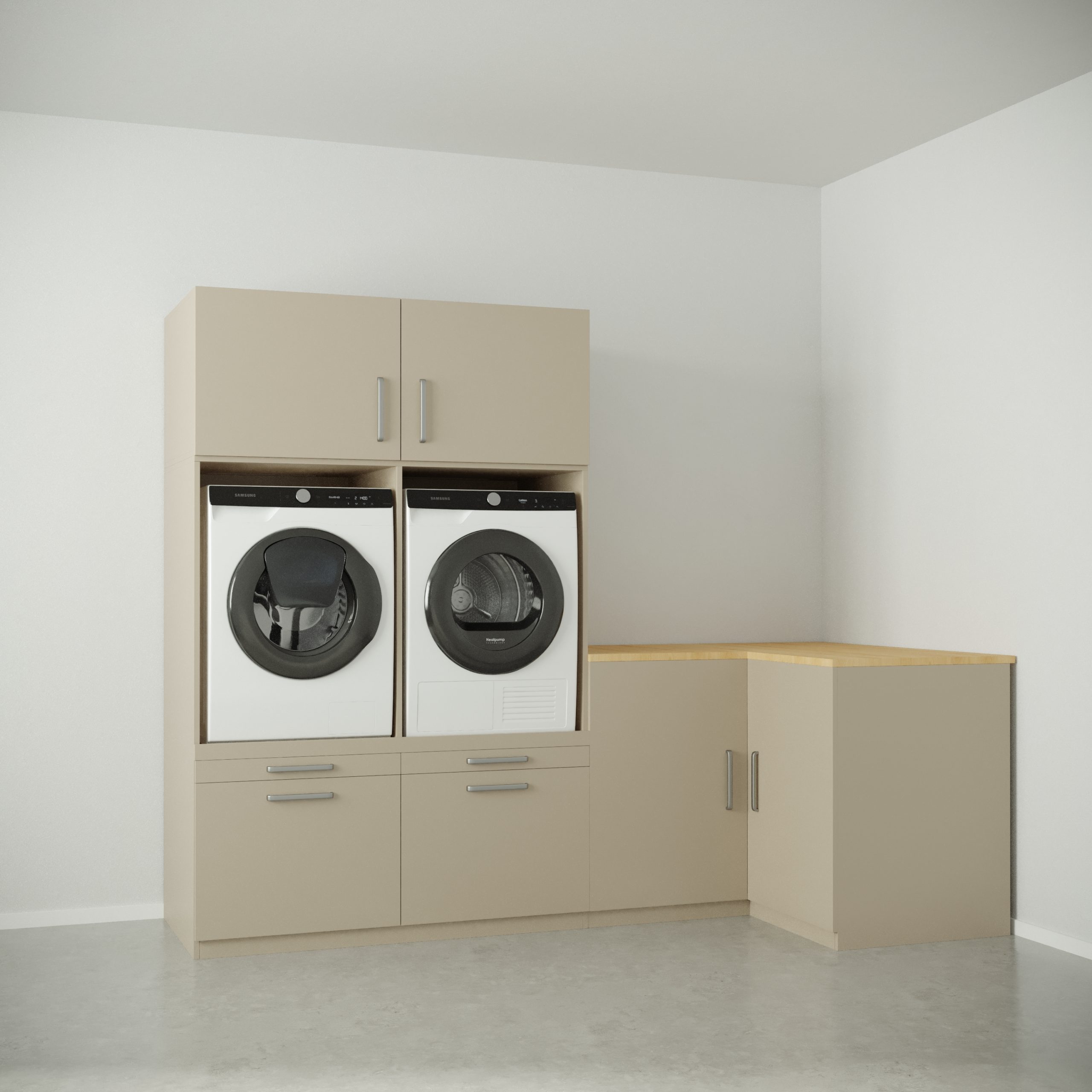 Moderne wasruimte met beige kasten, een wasmachine en droger met voorlader die naast elkaar staan, en een houten werkblad dat om de hoek loopt, waardoor extra werkruimte en opbergruimte ontstaat. De muren en de vloer zijn licht van kleur.