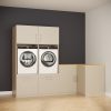 Moderne wasruimte met beige kasten, een wasmachine en droger met voorlader, een houten werkblad en een donkergrijze accentmuur. De vloer is van licht hout en de ruimte heeft een strak, minimalistisch ontwerp.